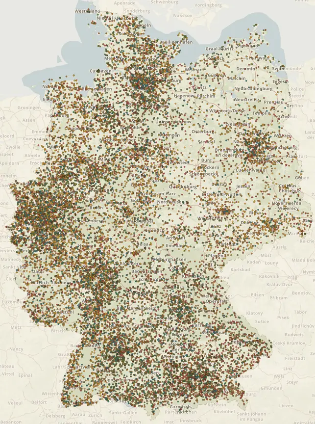 Karte von Deutschland, auf der 20.590 Ställe und Dienstleister als farbige Punkte eingezeichnet sind